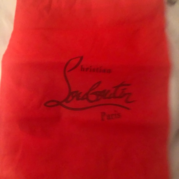 Turn heads stepping out in your new Christian Louboutin Pigalle black flats. - Picture 6 of 11